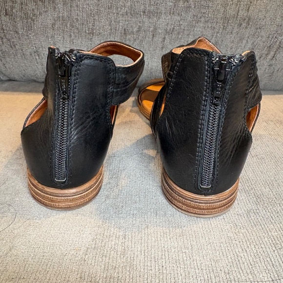 Miz Mooz Daphne Black Leather Sandals, Sz 39 - Picture 3 of 5